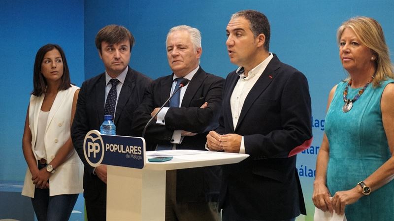 El presidente del PP de Málaga, Elías Bendodo en la sede provincial junto a los senadores Mayte Otero, Avelino Barrionuevo y Joaquín Ramírez. A la derecha de la imagen la presidenta del PP de Marbella, Ángeles Muñoz, la pasada semana. Foto/ Europa Press
