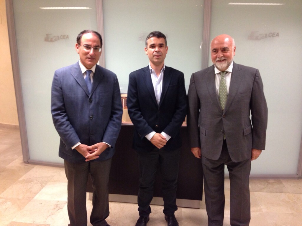 El presidente de la CEA, Javier González de Lara (primero izqda) junto al alcalde de Marbella, José Bernal, y el secretario de la patronal andaluza, Antonio Carrillo, en imagen de archivo.