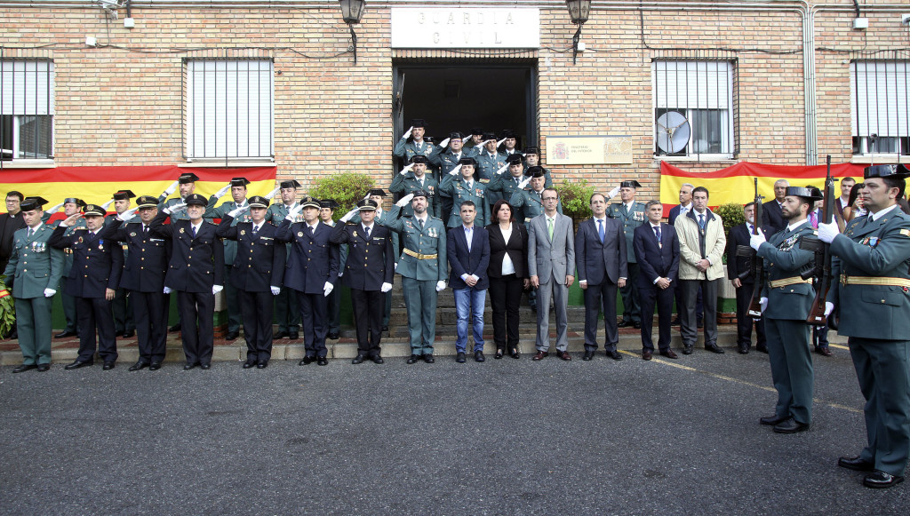 El alcalde de Marbella, José Bernal, en el centro junto a la primera teniente de alcalde, Blanca Fernández, presidiendo este lunes los actos de la Guardia Civil en la ciudad