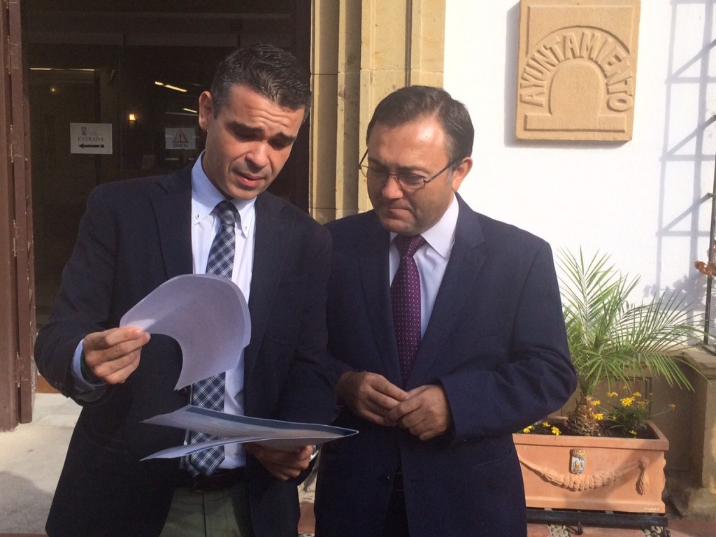 El alcalde de Marbella, José Bernal, consultando la enmienda transaccional del PSOE en el Senado junto al diputado Miguel Ángel Heredia, este jueves en el Ayuntamiento. Foto/ marbellaconfidencial.es