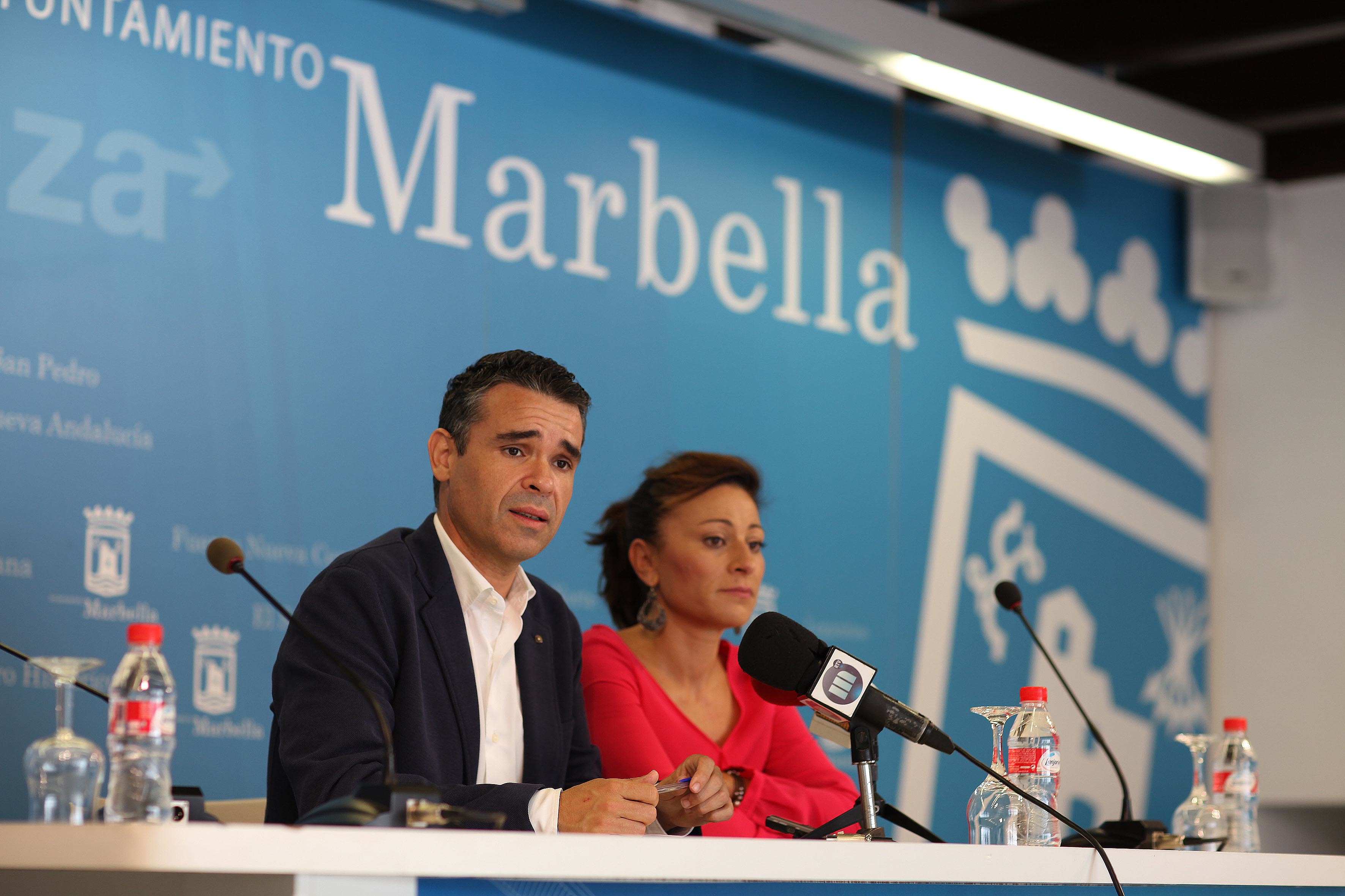 El portavoz del PSOE de Marbella,José Bernal, junto a la edil de IU Victoria Morales en imagen de archivo. Foto/ Europa Press