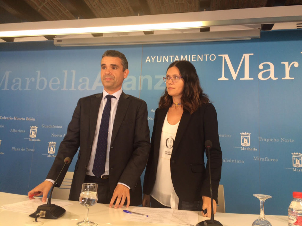 El alcalde de Marbella, José Bernal, junto a la delegada de Urbanismo, Isabel Pérez, en una rueda de prensa reciente