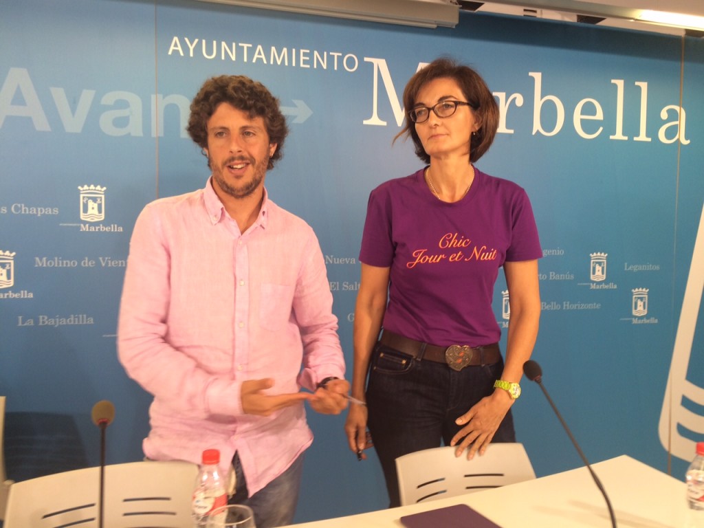 Los dos concejales de CSSP, José Carlos Núñez y Victoria Mendiola este viernes en rueda de prensa. Foto/ marbellaconfidencial.es