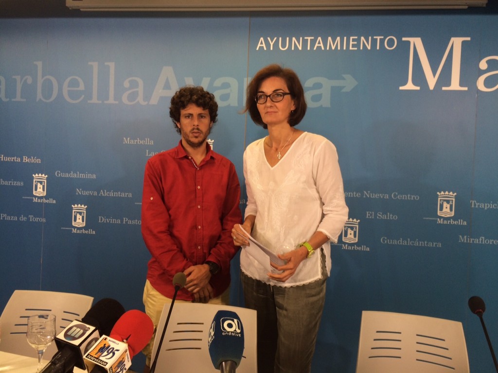 Los dos concejales de CSSP, José Carlos Núñez y Victoria Mendiola, este miércoles, en rueda de prensa. Foto/ marbellaconfidencial.es