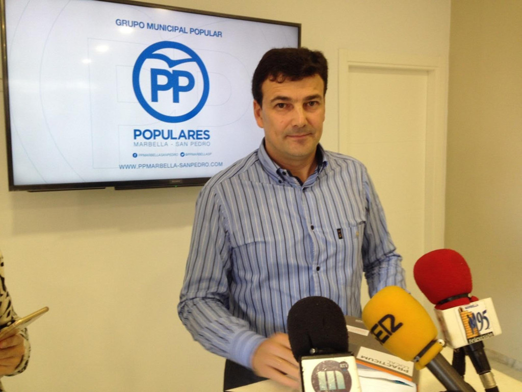 El 'número 2' del PP de Marbella, Cristóbal Garre, en rueda de prensa reciente. Foto/ marbellaconfidencial.es