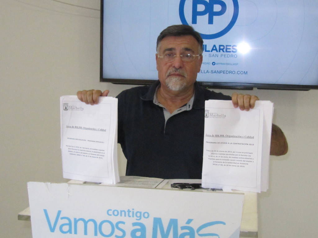 El concejal del PP Baldomero León muestras los documentos en imagen de archivo. Foto/ Cecilio Galdón