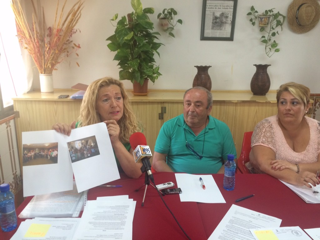 La portavoz vecinal Maribel Notario (primera izqda) junto al presidente de la Federación de Vecinos de Marbella-San Pedro, Manuel Sánchez, y la presidenta de la AAVV Pablo Picasso, Carmen Amaya. Foto/ marbellaconfidencial.es