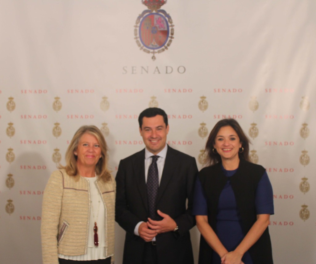 La edil del PP de Marbella Ángeles Muñoz este miércoles en el senado con el senador Juan Manuel Moreno Bonilla y la secretaria general del PP de Málaga, Margarita del Cid. Foto distribuida por el PP de Marbella
