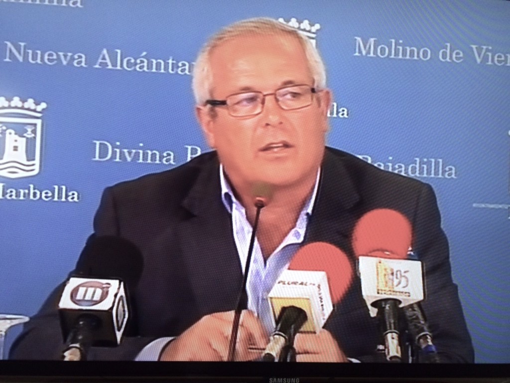 El teniente de alcalde de San Pedro, Rafael Piña, este martes en una imagen de RTV Marbella durante su intervención en la rueda de prensa posterior a la junta de gobierno local