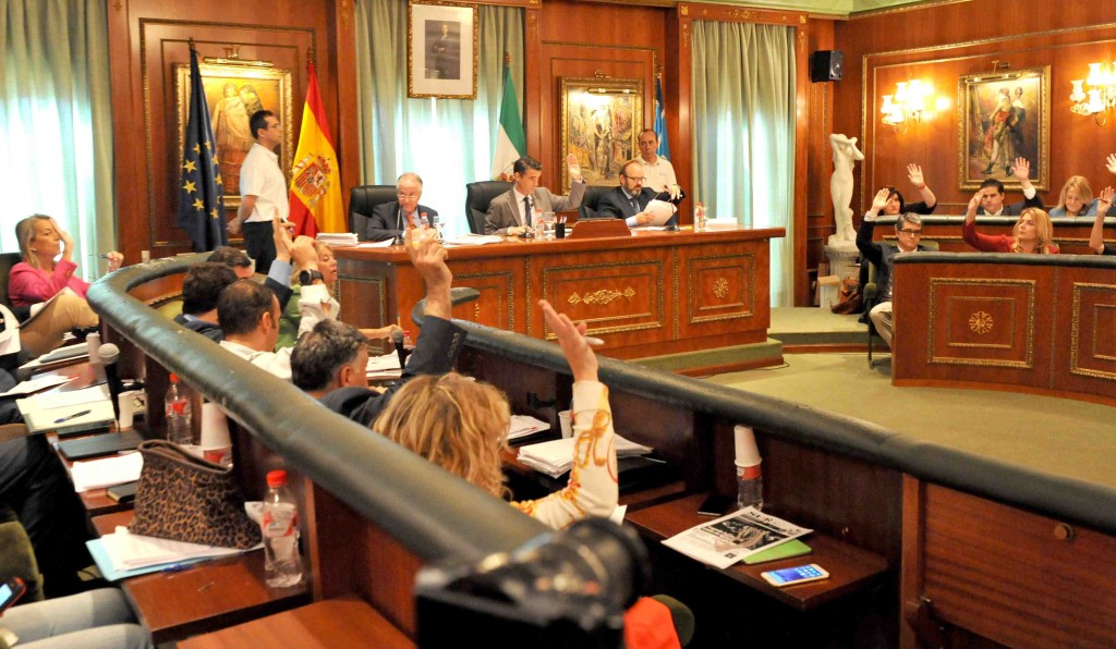 Imagen de una de las votaciones del pleno ordinario celebrado este viernes en el Ayuntamiento de Marbella. Foto/ MARBELLA IMAGEN