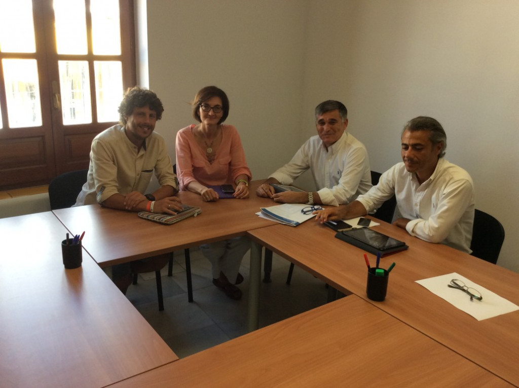 Imagen de la segunda y última reunión conocida hasta ahora entre concejales del PP y Costa del Sol Sí Puede (Podemos), el pasado 27 de agosto. Foto/ web de Marbella Sí Puede