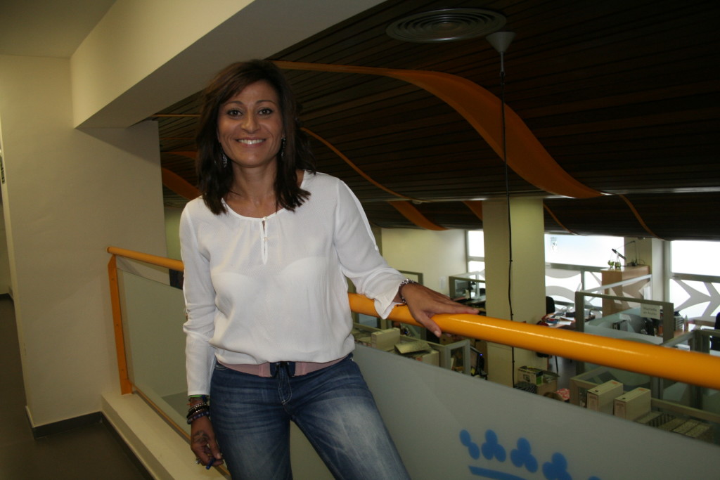 La concejala delegada de Derechos Sociales, Victoria Morales, en la sede de su departamento durante la entrevista. Foto/ marbellaconfidencial.es
