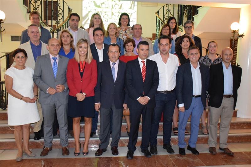Foto de familia de los delegados de la Junta en Málaga , con José Luis Ruiz Espejo a la cabeza, el alcalde de Marbella, José Bernal, y el resto de ediles en la reunión de coordinación mantenida este martes en el Ayuntamiento. Foto/ Europa Press