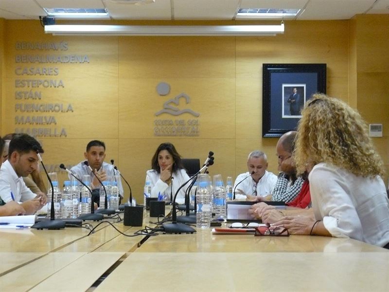 La presidenta de Mancomunidad Occidental, Margarita del Cid, junto al vicepresidente, José Antonio Gómez (alcalde de Ojén) a la izqda, durante una reunión este jueves. Foto/ Europa Press