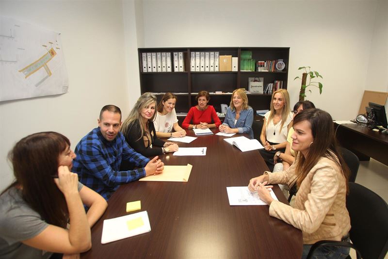 Reunión de la delegada de Igualdad, Ana Leschiera (fondo segunda drcha) con miembros de su equipo. Foto/ Europa Press