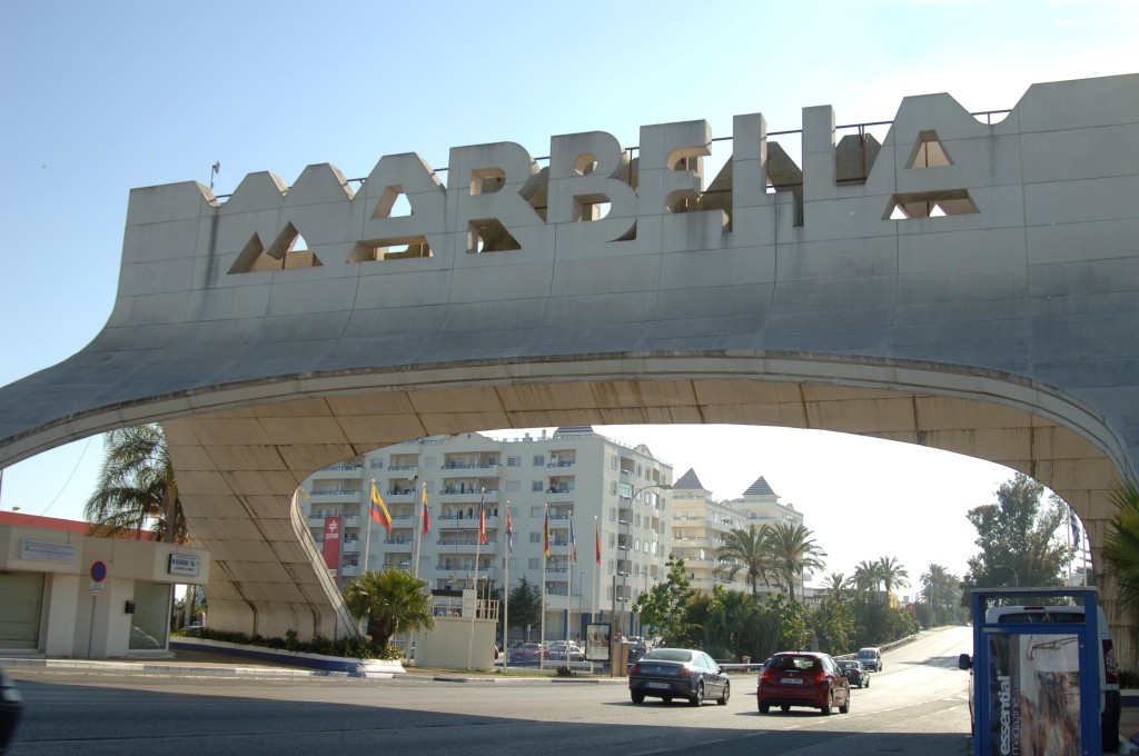 Imagen de los edificios del Banana Beach, emblema del urbanismo ilegal de Gil, en segundo plano tras el arco de entrada a Marbella. Foto/ MARBELLLA IMAGEN