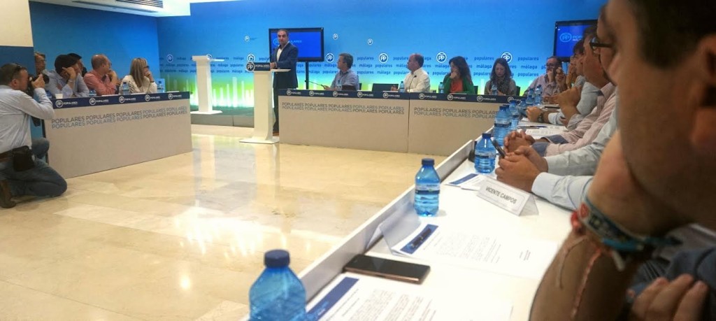 El presidente del PP de Málaga, Elías Bendodo este sábado durante su intervención en el Consejo de Alcaldes