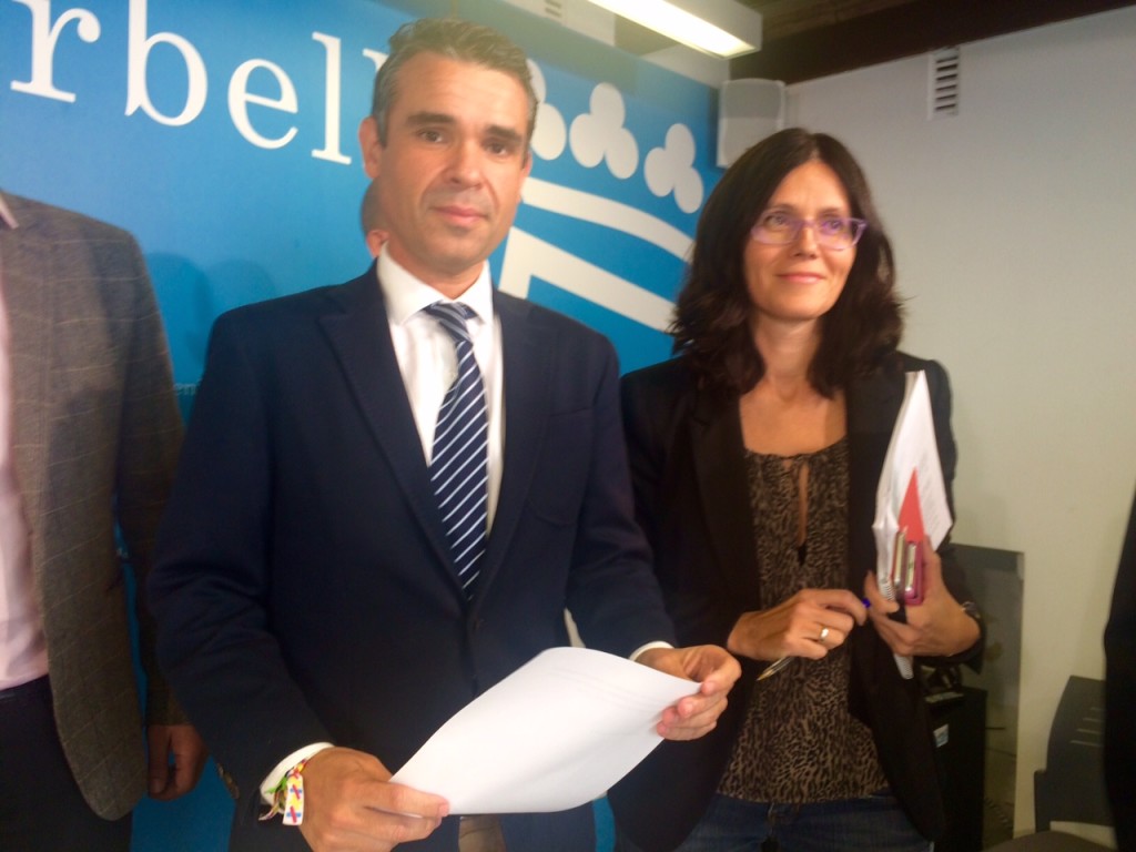 El alcalde de Marbella, José Bernal, este jueves en rueda de prensa junto a la edil delegada de Urbanismo, Isabel Pérez. Foto/ marbellaconfidencial.es