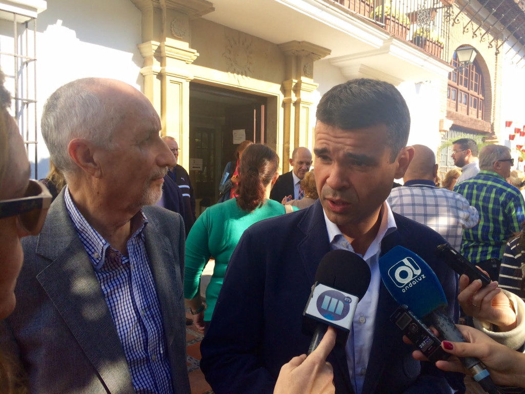 El alcalde de Marbella, José Bernal, este jueves junto al cabeza de lista al Senado del PSOE por Málaga, el exfiscaljefe de la Audiencia Provincial, Antonio Morales. Foto/ marbellaconfidencial.es