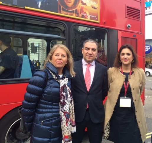 La portavoz del PP en el Ayuntamiento de Marbella , Ángeles Muñoz, junto al presidente de la Diputación de Málaga, Elías Bendodo, y la vicepresidenta de la Mancomunidad Occidental, Margarita del Cid, este martes en Londres. Foto/ J.C. Villanueva
