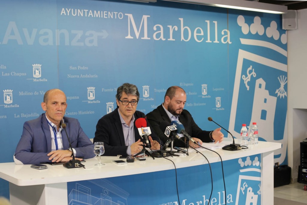 El portavoz del equipo de gobierno marbellí, Javier Porcuna (centro), flanqueado por el delegado de Hacienda, Manuel Osorio, y el asesor jurídico de Personal, Daniel Pérez Moreno este jueves en rueda de prensa