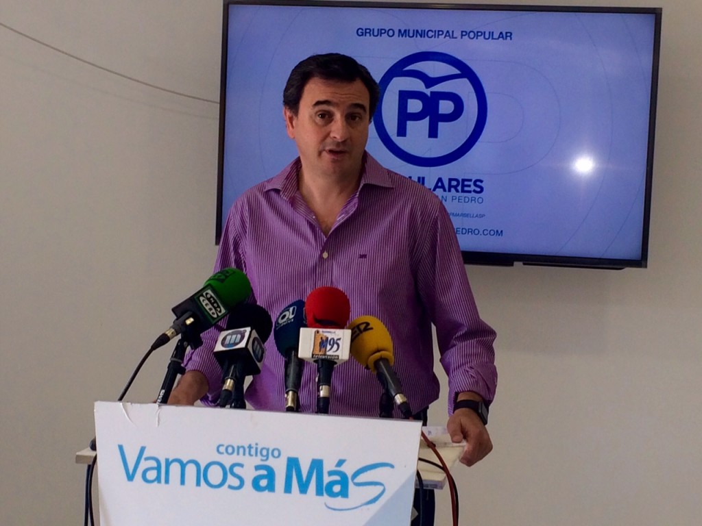 El edil y parlamentario andaluz Félix Romero, este lunes en rueda de prensa. Foto/ marbellaconfidencial.es