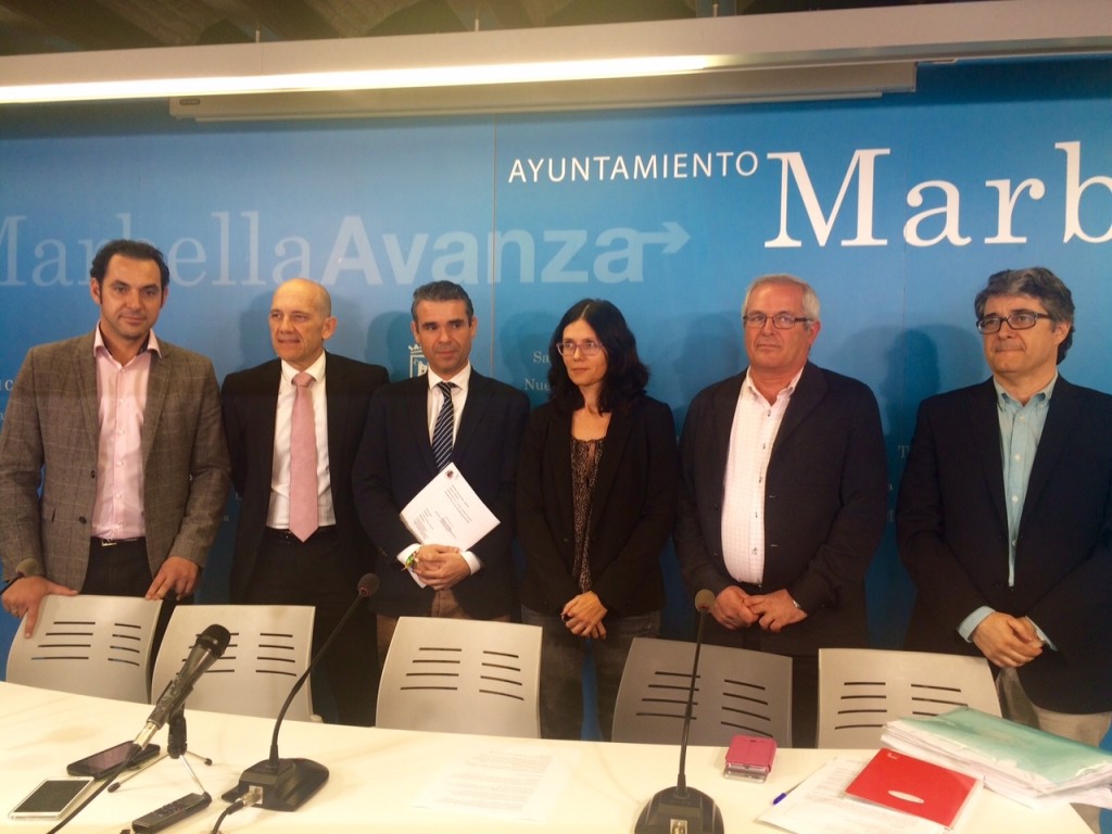 El alcalde de Marbella, José Bernal, junto a portavoces del equipo de gobierno y la delegada de Urbanismo, Isabel Pérez, este jueves en rueda de prensa