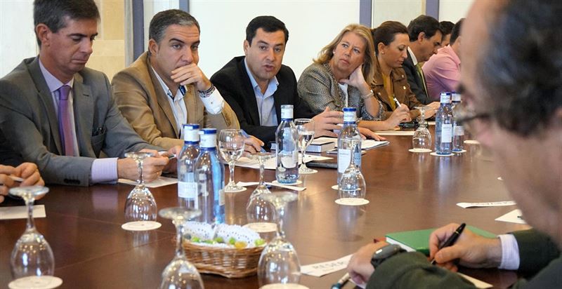 El presidente del PP andaluz, Juan Manuel Moreno (tercero por la izqda) durante la reunión mantenida este viernes con empresarios en el Hotel El Fuerte de Marbella. Foto facilitada a Europa Press por el PP