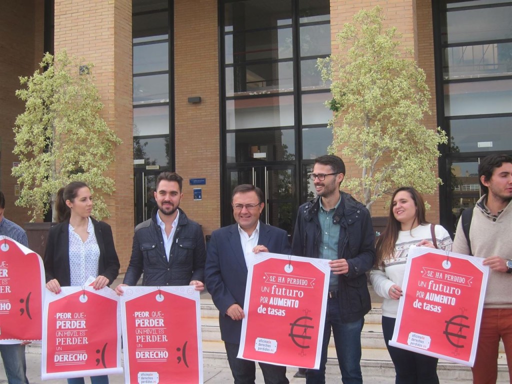 El diputado y cabeza de lista del PSOE por Málaga al Congreso, Miguel Ángel Heredia, este viernes en un acto celebrado en la Facultad de Ciencias de la Educación. Foto/ Europa Press