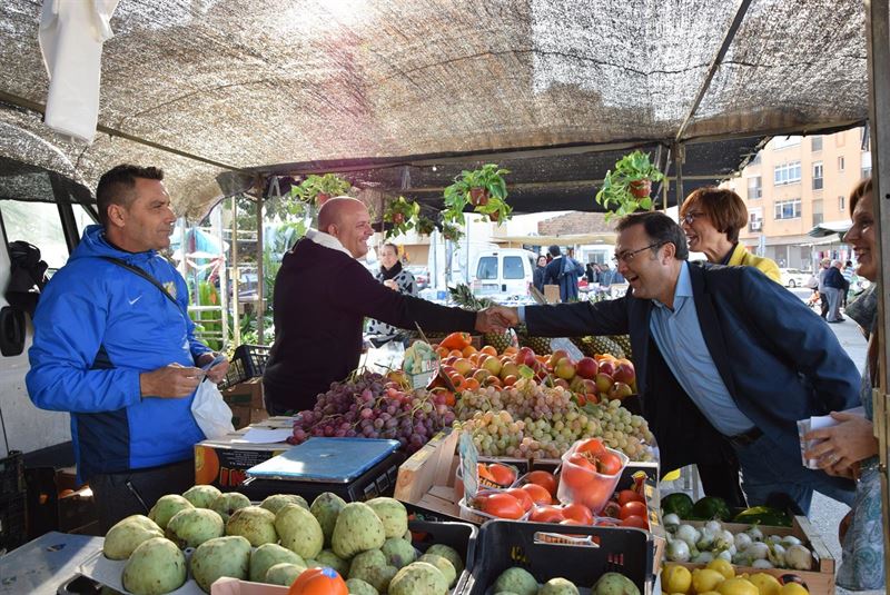 El diputado y cabeza de lista por Málaga del PSOE al Congreso, Miguel Ángel Heredia, este miércoles en su visita al mercadillo de Huelin. Foto/ Europa Press