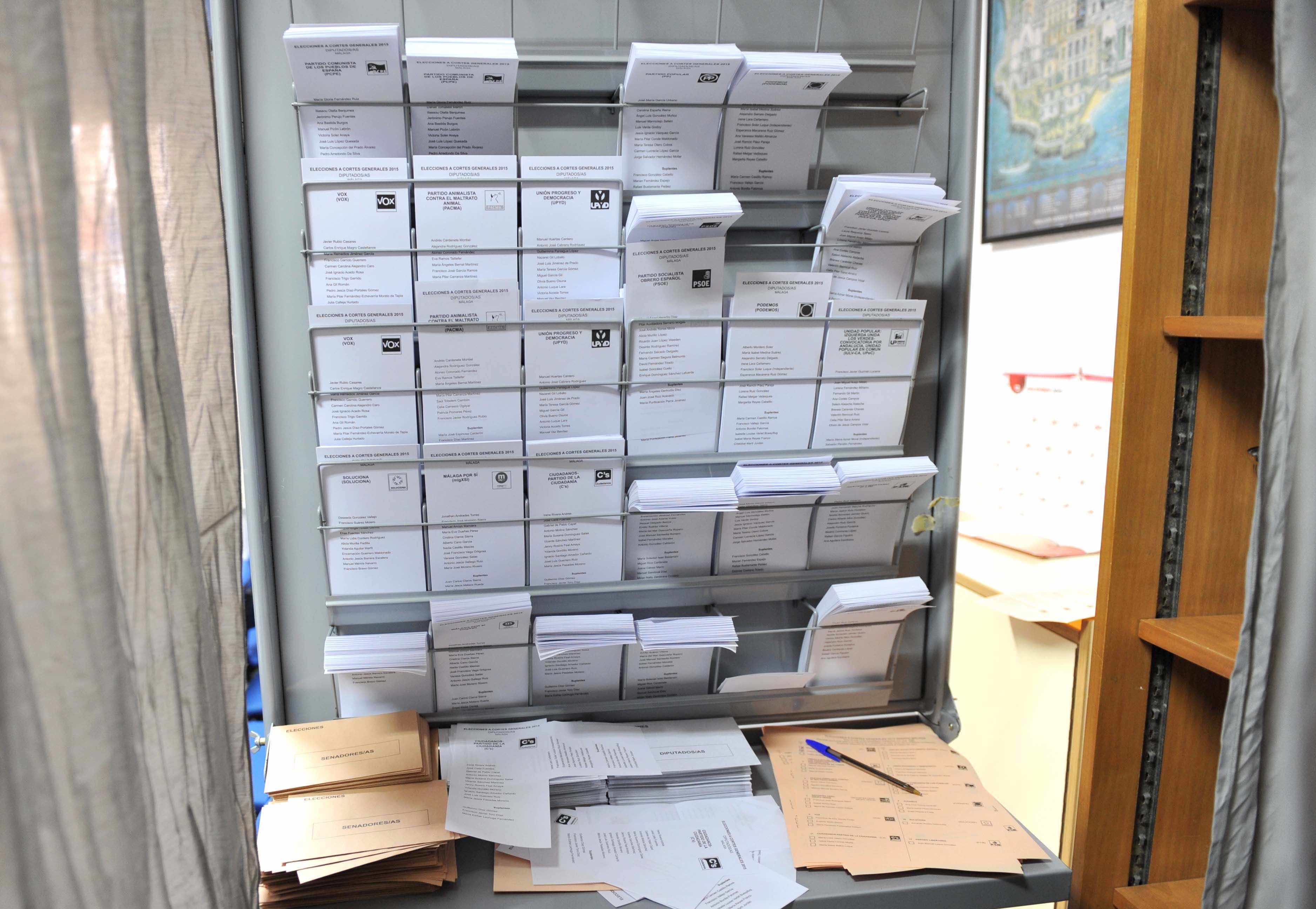 Imagen de las papeletas electorales el pasado 20 de diciembre en el interior de una cabina de votación. Foto/ MARBELLA IMAGEN