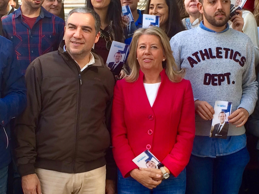 El presidente del PP de Málaga, Elías Bendodo, este viernes junto a la cabeza de lista al Senado por Málaga, Ángeles Muñoz, durante acto de campaña en Marbella. Foto/ marbellaconfidencial.es