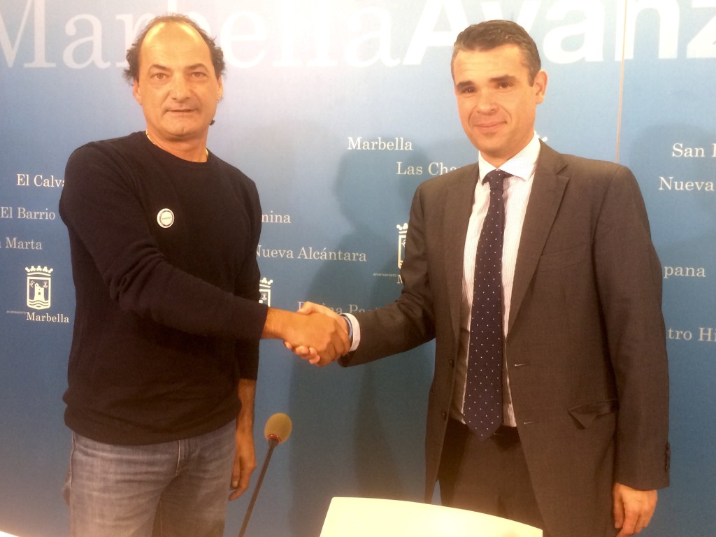 El alcalde de Marbella, José Bernal, y el secretario general de Podemos, 'Lolo' González, se saludan al término de la rueda de prensa conjunta que han ofrecido ambos en el Ayuntamiento. Foto/ marbellaconfidencial.es
