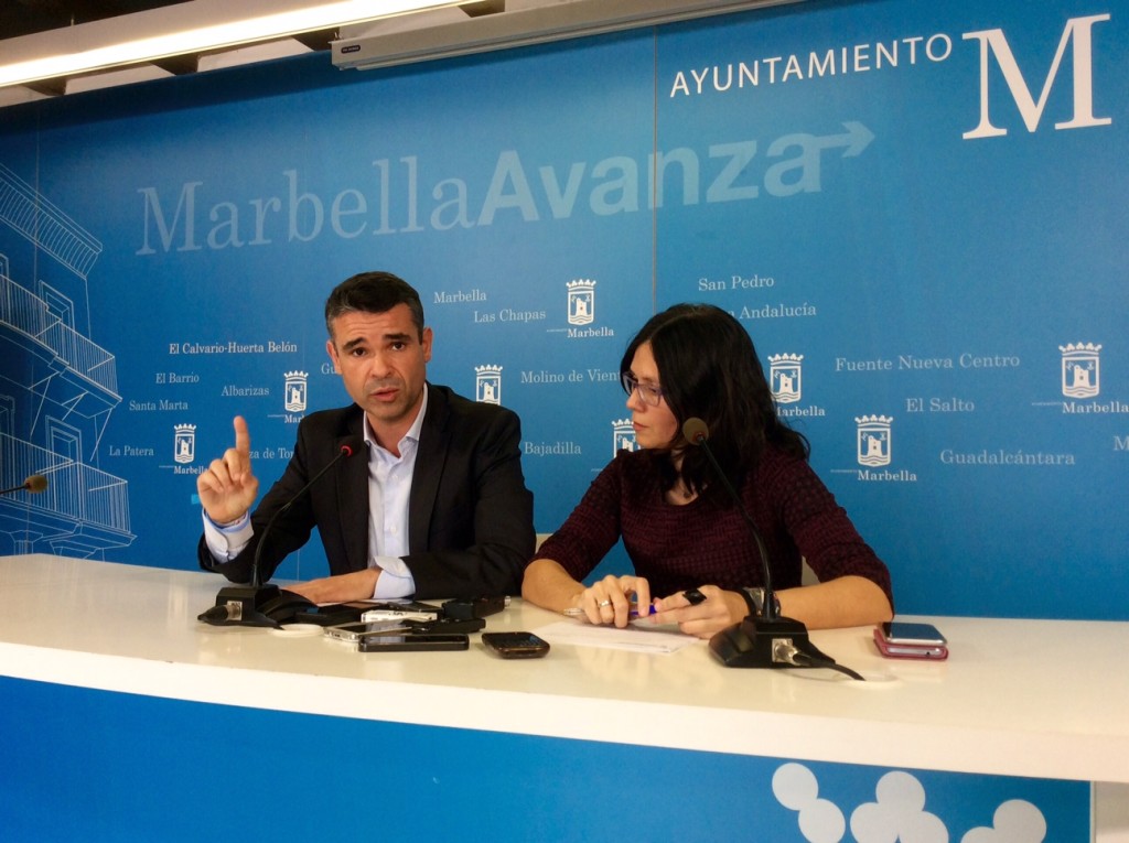 El alcalde de Marbella, José Bernal, junto a la edil delegada de Urbanismo, Isabel Pérez, este martes en rueda de prensa. Foto/ marbellaconfidencial.es