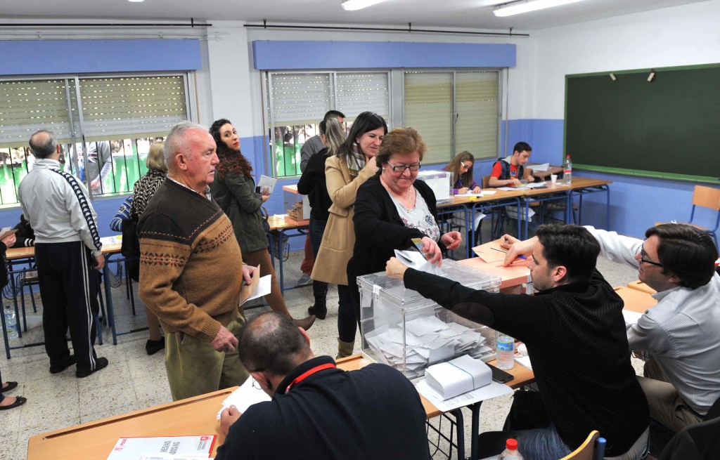 Ciudadanos de Marbella ejerciendo su derecho al voto en e Colegio Miguel de Cervantes este domingo. Foto/ MARBELLA IMAGEN