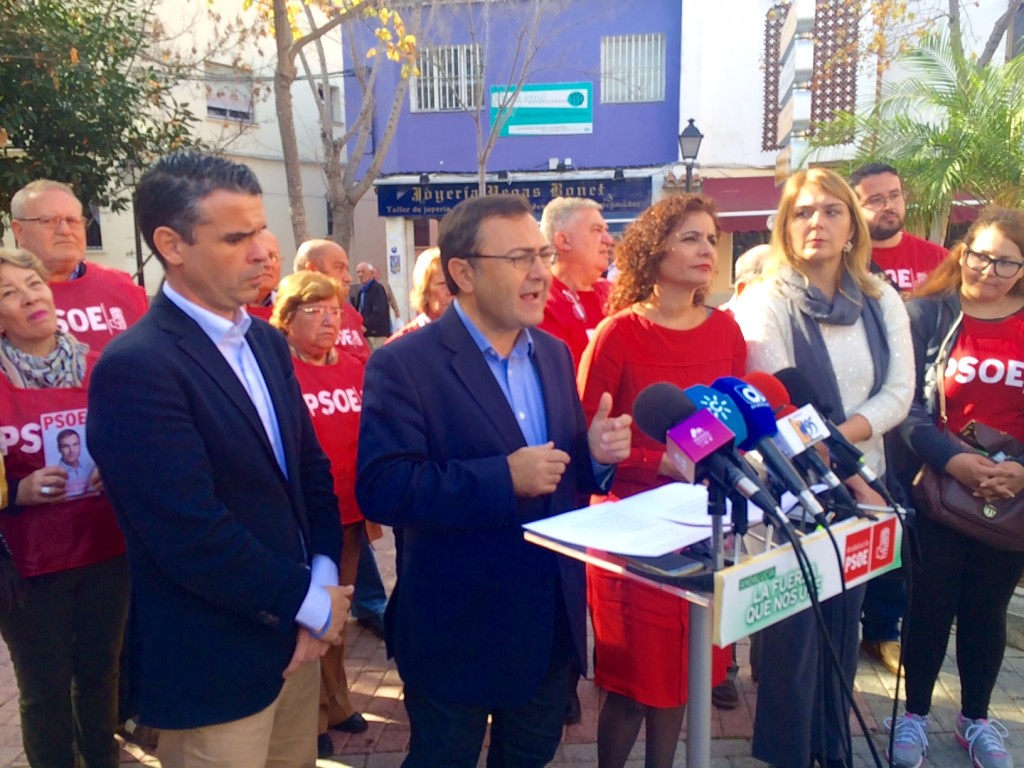 El cabeza de lista del PSO por Málaga, Miguel Ángel Heredia, y la consejera de Hacienda de la Junta, María José Montero este miércoles durante un acto en Marbella. Foto/marbellaconfidencial.es