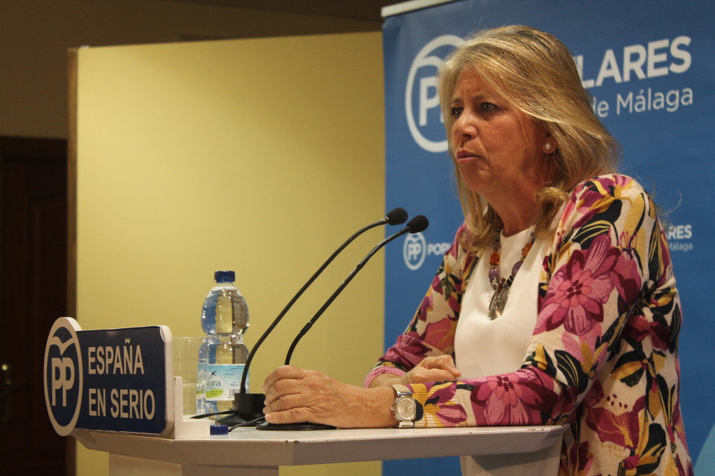 La candidata al Senado por Málaga Ángeles Muñoz este lunes durante un acto ante un público compuesto en su mayoría por jubilados en Alhaurín de la Torres. Foto/ Carlos Córcoles