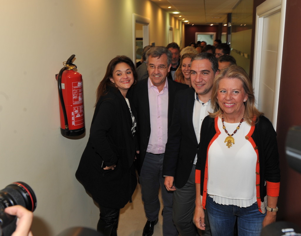 La candidata al Senado del PP por Málaga, Ángeles Muñoz, junto al presidente provincial, Elías Bendodo, y el cabeza de lista al Congreso, José María García Urbano poco antes de comparecer esta noche ante los periodistas. Foto/ MARBELLA IMAGEN