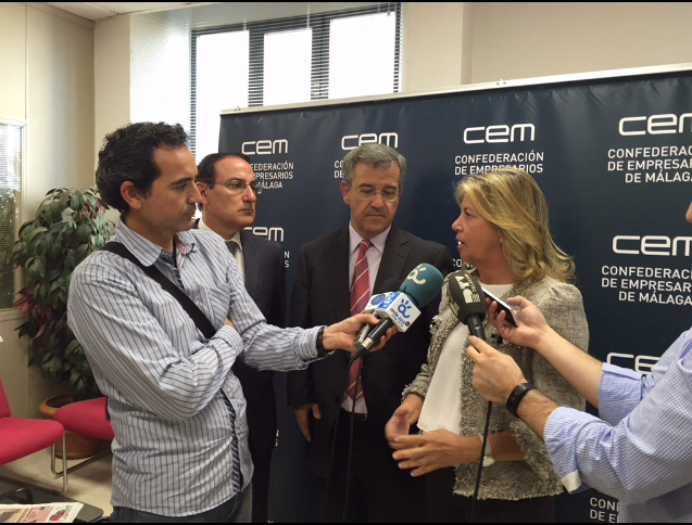 La candidata al Senado del PP por Málaga, Ángeles Muñoz, atiende a los medios este martes junto al cabeza de lista al Congreso, José María García Urbano, en la sede de la patronal malagueña