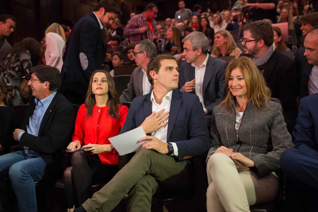 Albert Rivera en un momento del acto del pasado miércoles en Málaga, flanqueado por Inés Arrimadas e Irene Rivera, cabeza de lista al Congreso. FOTO/ CARLOS DÍAZ