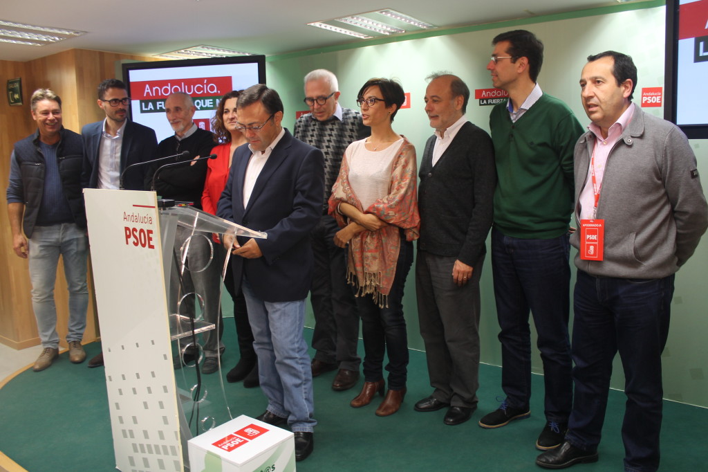 El cabeza de lista del PSOE al Congreso por Málaga, Miguel Ángel Heredia, durante su comparecencia de esta noche de domingo. Foto/ Carlos Córcoles