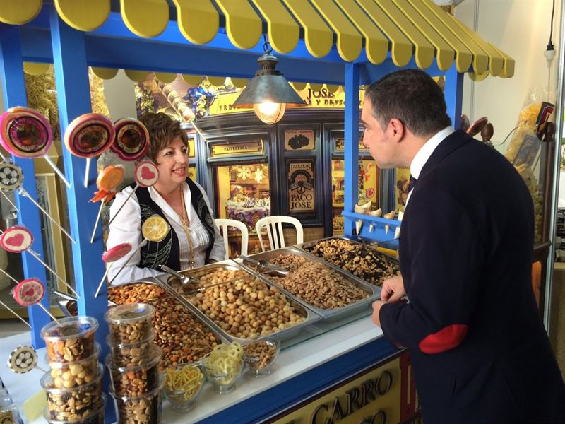 El presidente de la Diputación de Málaga, Elías Bendodo, este viernes durante su recorrido por la feria Sabor a Málaga. Foto/ Europa Press