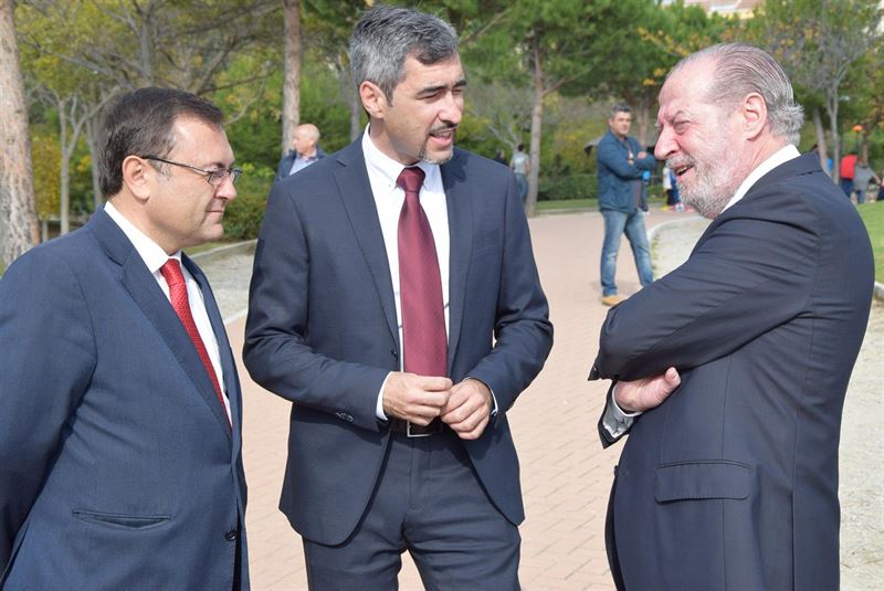 De izqda a drcha el cabeza de lista por Málaga, Miguel Ángel Heredia, junto al alcalde de Benalmádena, Victor Navas y el presidente de la FAMP, Fernando Rodríguez Villalobos, este domingo. Foto/ Europa Press