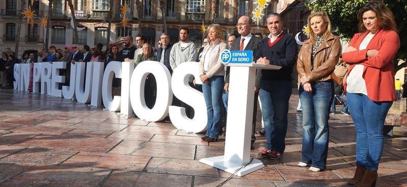 El presidente del PP de Málaga, Elías Bendodo (en el atril de oradores), durante un minuto de silencio este sábado. Foto/ Europa Press