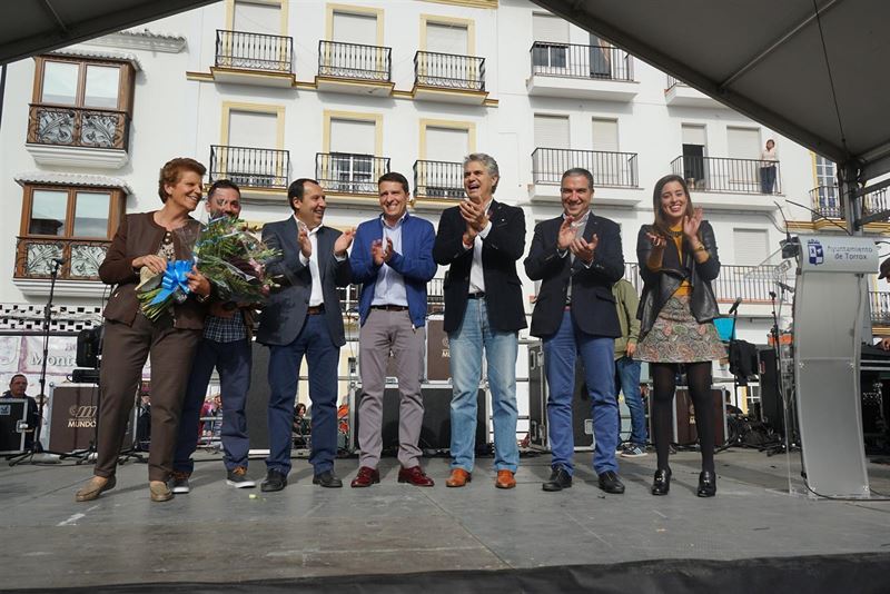 Distintas autoridades de la Junta, Ayuntamiento de Torrox y Diputación de Málaga este domingo durante la Fiesta de las migas. Foto/ Europa Press