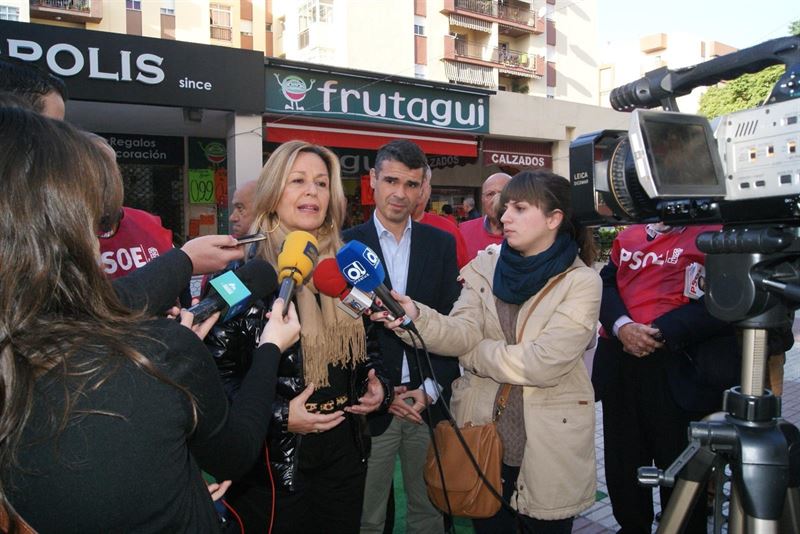 El alcalde de Marbella, José Bernal, este lunes haciendo campaña junto a la exministra del PSOE Trinidad Jiménez. Foto/ Europa Press