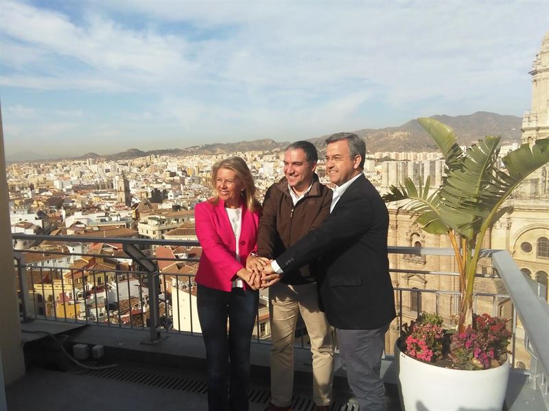 El presidente del PP de Málaga, Elías Bendodo, flanqueado por los cabezas de lista al Congreso, José María García Urbano y al Senado, Ángeles Muñoz, este viernes en la terraza del Hotel AC Palacio. Foto/ Europa Press