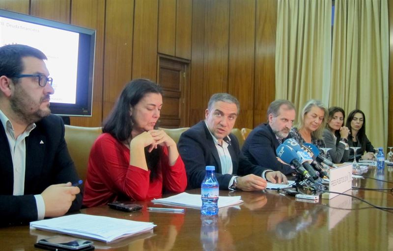 El presidente de la Diputación de Málaga, Elías Bendodo, este martes en rueda de prensa junto a otros miembros y portavoces del ente supramunicipal. Foto/ Europa Press.