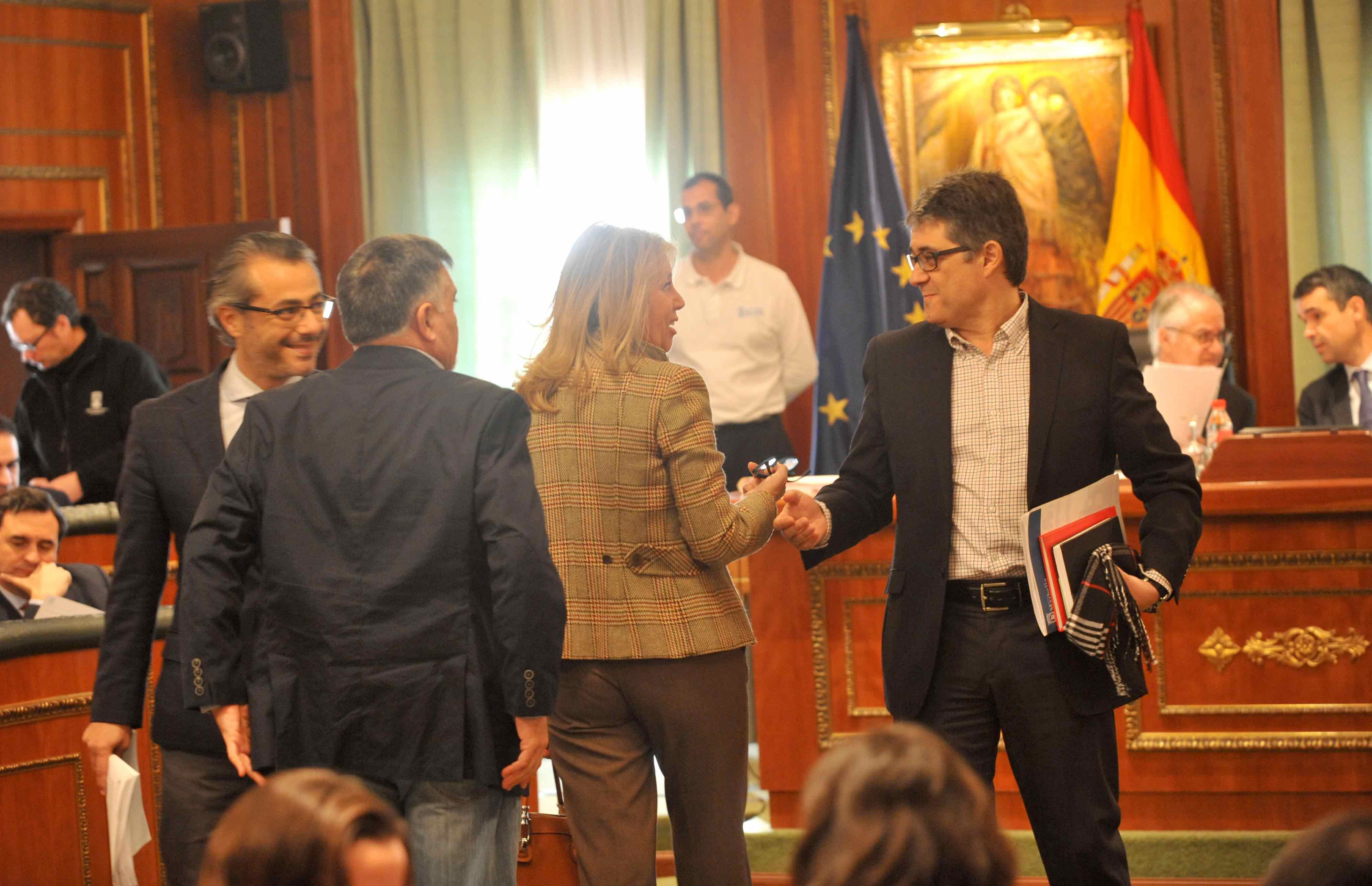 La exalcaldesa de Marbella y edil del PP Ángeles Muñoz saluda al portavoz del PSOE, Javier Porcuna, acompañada de los concejales 'populares' Baldomero León y José Eduardo Díaz. Foto/ MARBELLA IMAGEN