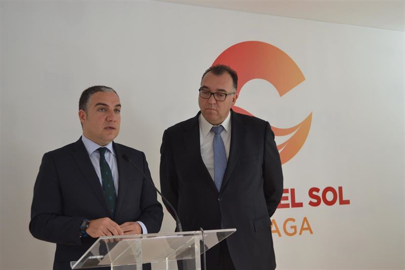 El presidente de la Diputación de Málaga, Elías Bendodo, en imagen de archivo, junto al gerente del Patronato de Turismo, Arturo Bernal.